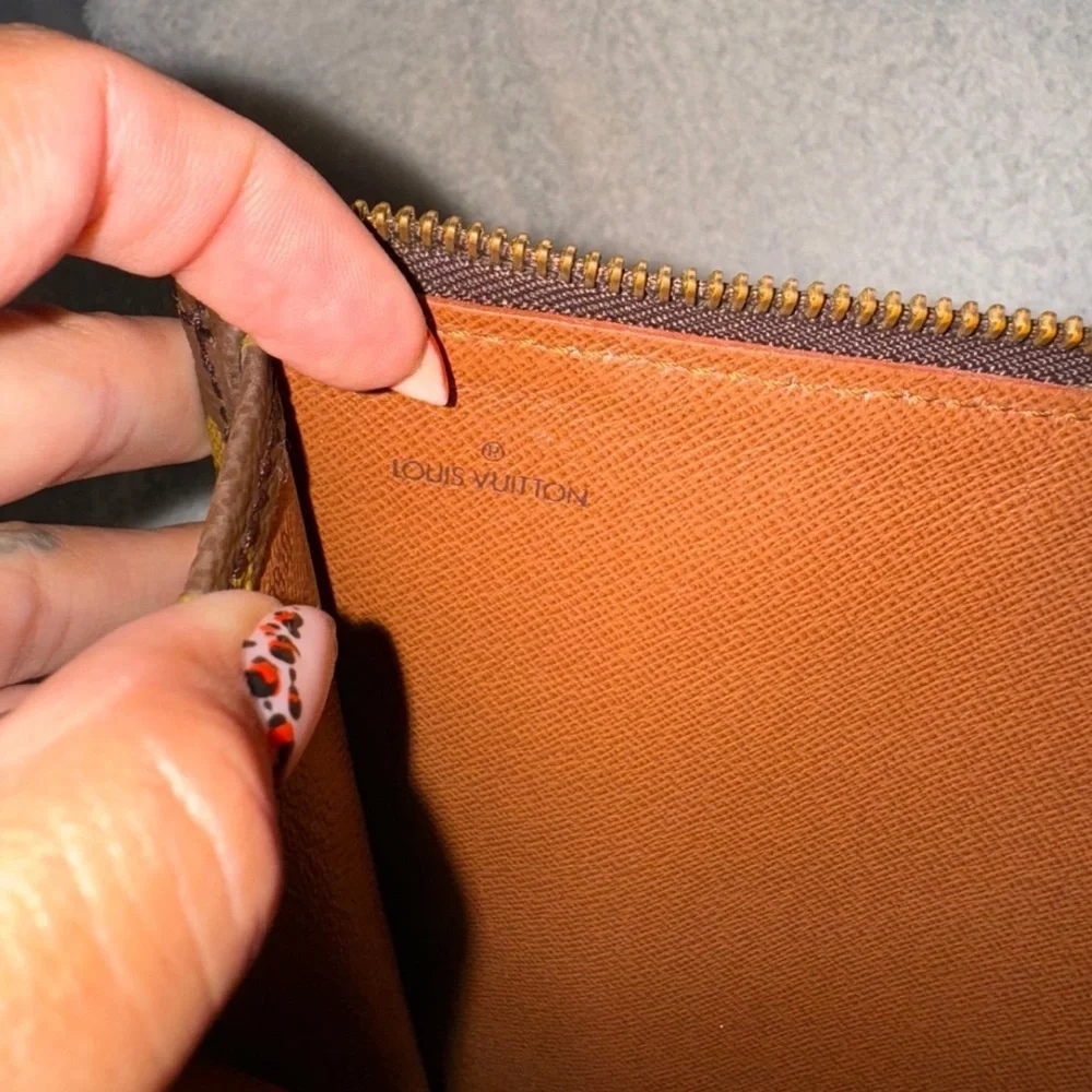 ♥️RARE ♥️LOUIS VUITTON DOCUMENT/LAPTOP HOLDER! GREAT CONDITION! 100% AUTHENTIC